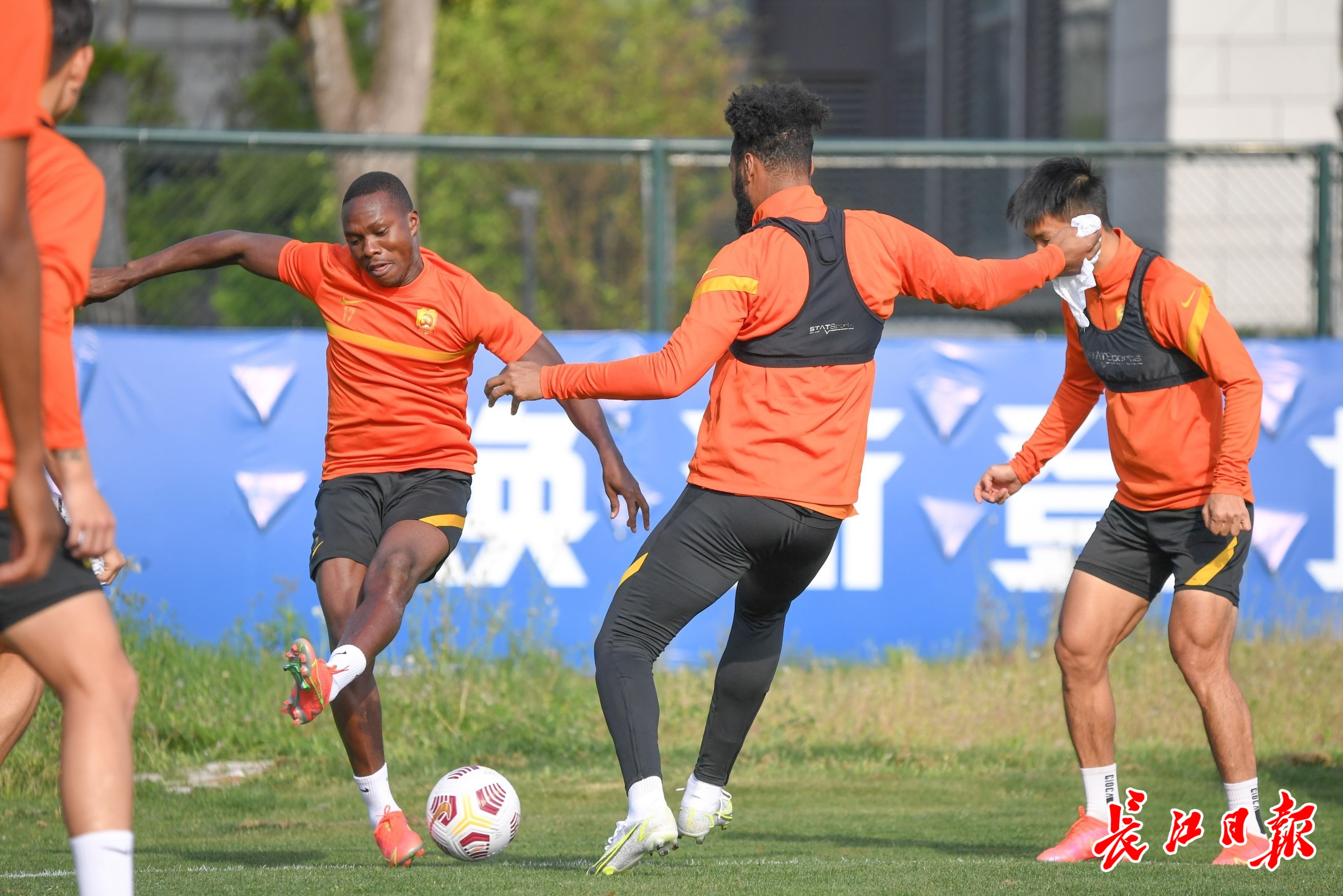 虎扑体育- 体操季后赛上演强强对话，剑门貔貅队强势反弹荆楚灰熊队，团队配合流畅；边后卫成为亮点