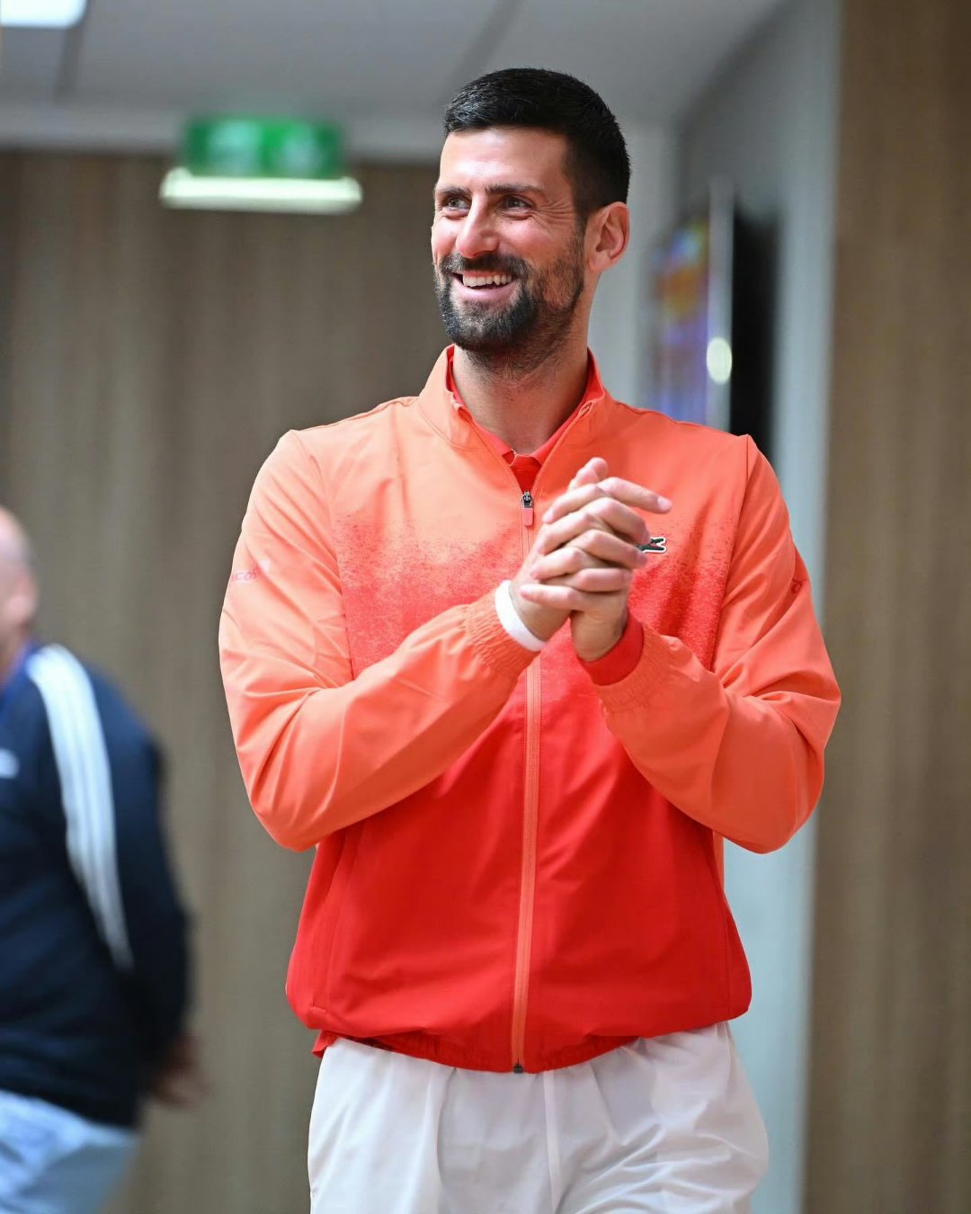 虎扑-关于德约科维奇回归赛场，战术调整首场状态亮眼，老鹰观众沸腾！的信息