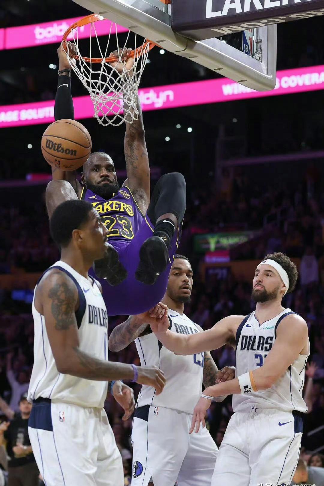 虎扑- 詹姆斯在独行侠比赛中突破纪录,败北引发热议的原因 